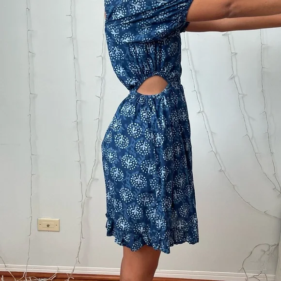 Elegant Blue Patterned Dress - Picture 4 of 5